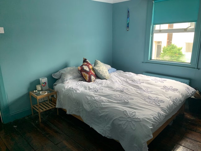 Double room for rent in three bedroom house Main Photo