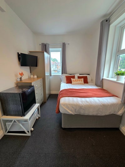 Spacious Double Rooms - Newly Refurbished Main Photo