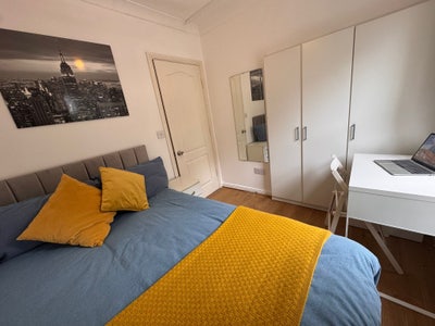 Beautiful Bright Rooms Available Crossharbour  Main Photo