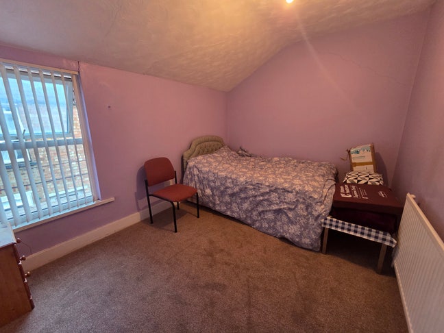 5-Min Walk to Bedford Hospital | Furnished Double  Main Photo