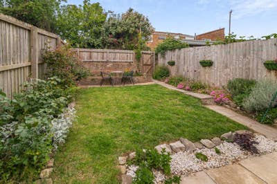 Large Double Room (King Bed) – Bills Included  Main Photo