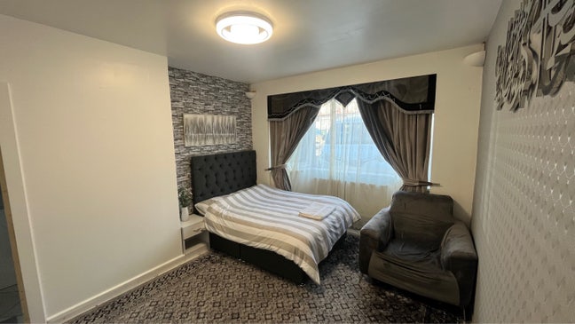 EXTRA Large Spacious Rooms in Burnt Oak!!! Main Photo