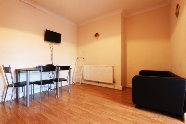 👉Spacious Room in E7!  Stratford! Move Asap Main Photo