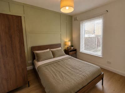 2 Fully Furnished Ensuites - E14  Main Photo