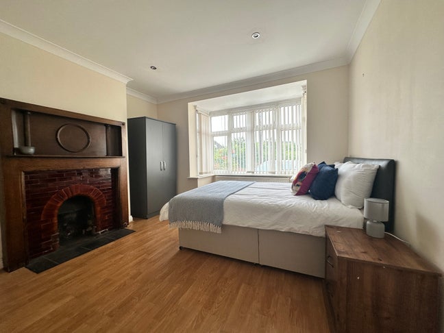 Beautiful, spacious - off street parking & garden Main Photo