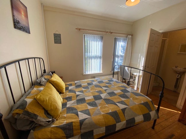 2X Ensuite Rooms Beside Hospital  Main Photo