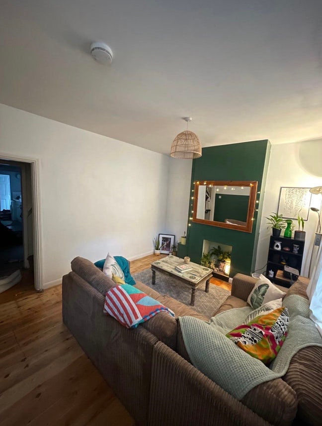 Large Double Room, City Centre (Females only) Main Photo