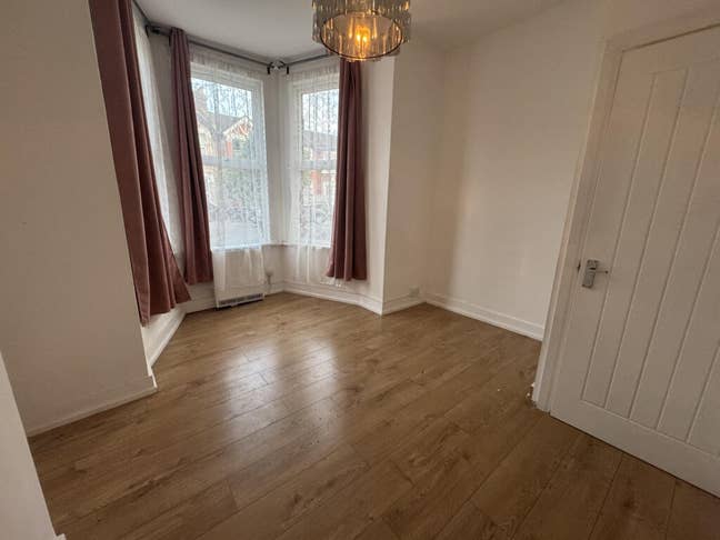 Bright & Spacious/Parking/Garden/Close to Station Main Photo