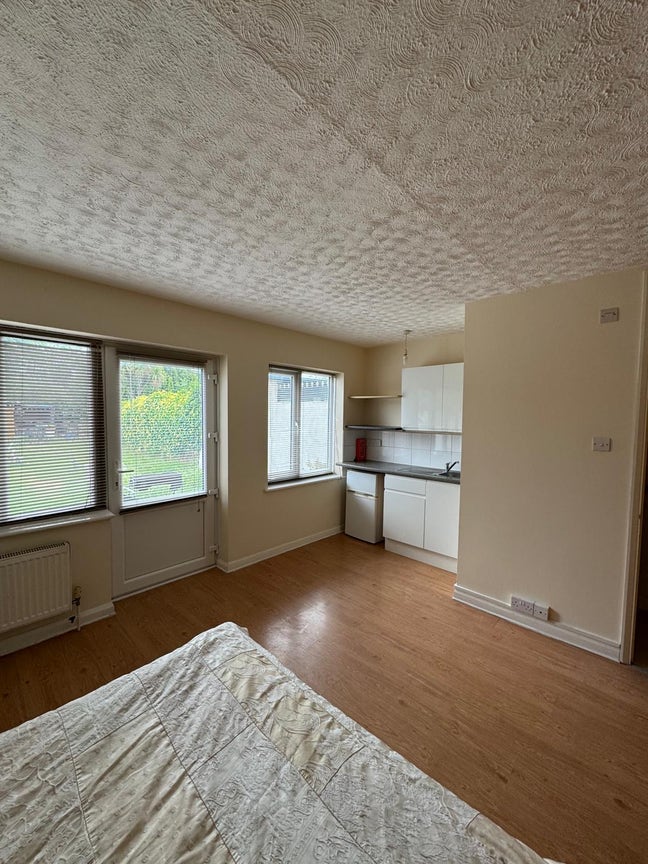 Studio near Hayes Harlington Station Main Photo