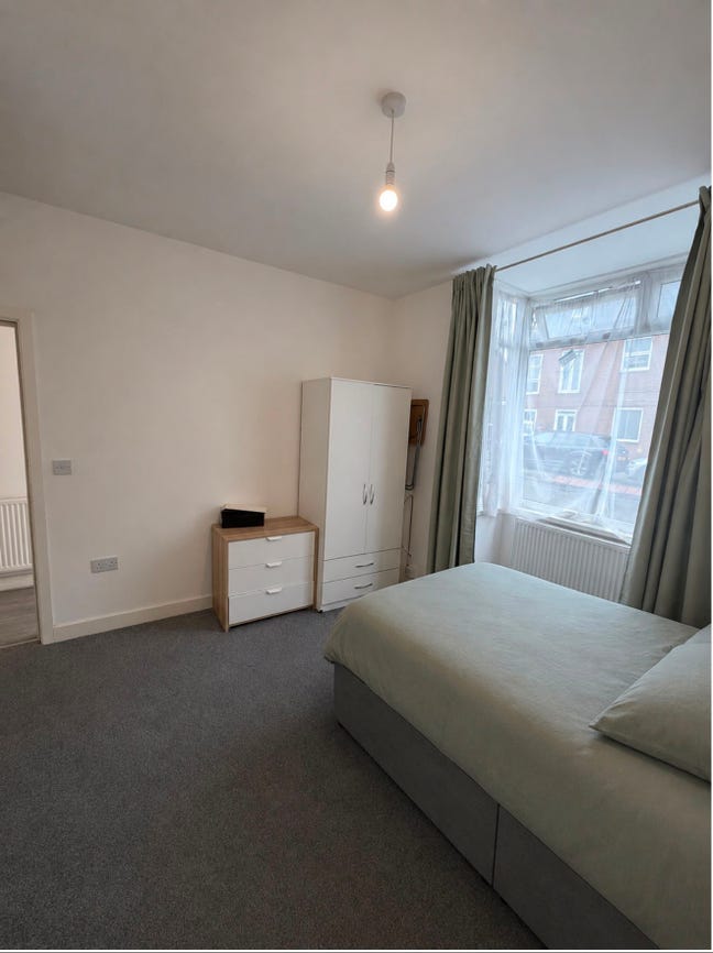 Ensuite room available now, Garden House Uxbri R Main Photo