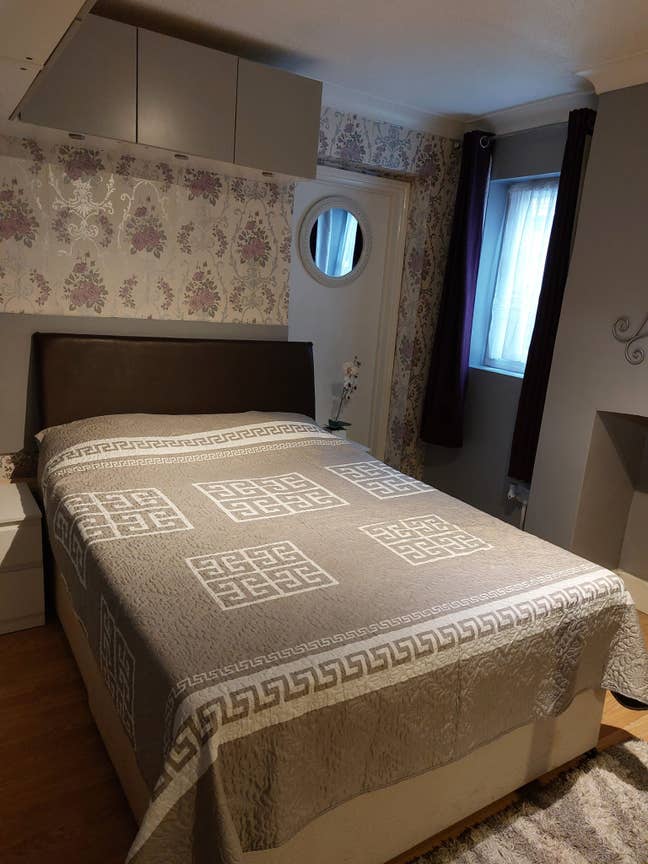 Large double, Stylish/Spacious Singles only! Main Photo