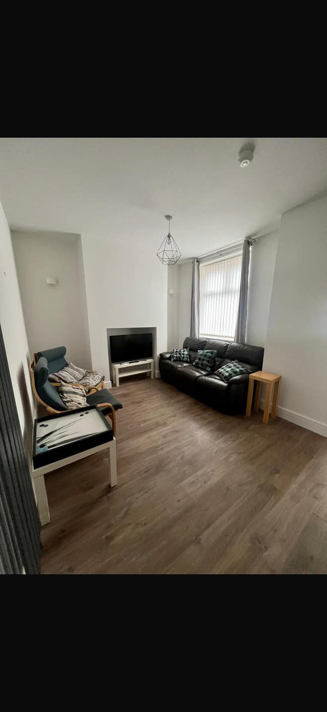 Looking for 2 housemates Main Photo