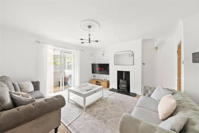 Cosy 4 bedroom house with large garden and parking Main Photo
