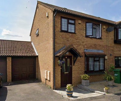 🏡 Spacious Double Room for Female | SL1 9JZ Main Photo