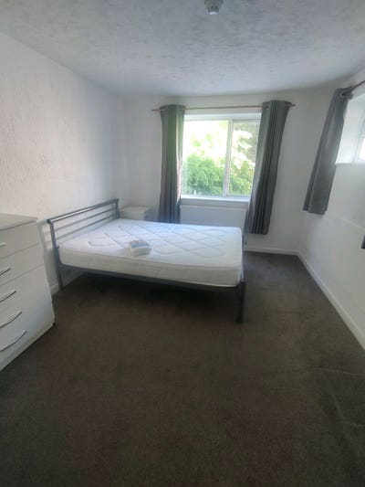 Large Ensuite Double & Single Rooms near Lansdowne Main Photo