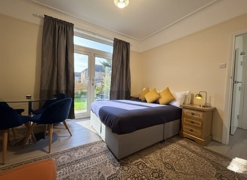 Double Room | Bills Inc | East London | E6 2DN Main Photo