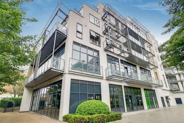 Two-Bed Apartment in Prime Bow Location.  Main Photo
