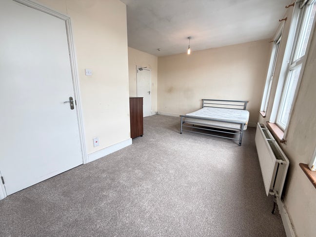 Bright Spacious BEDROOM with En Suite Shower-Room  Main Photo