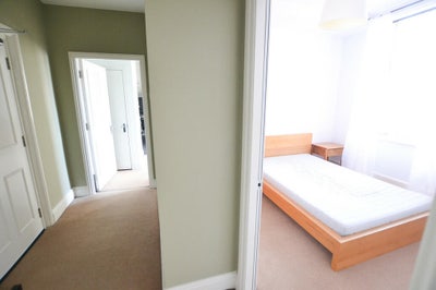 1 double bedroom available in 2 bedded flat Main Photo
