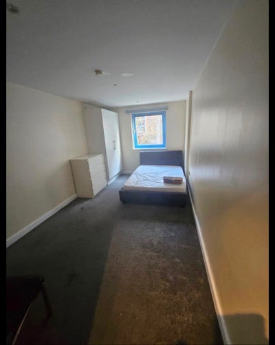 Modern 3 Bed Apartment in  E16 Main Photo