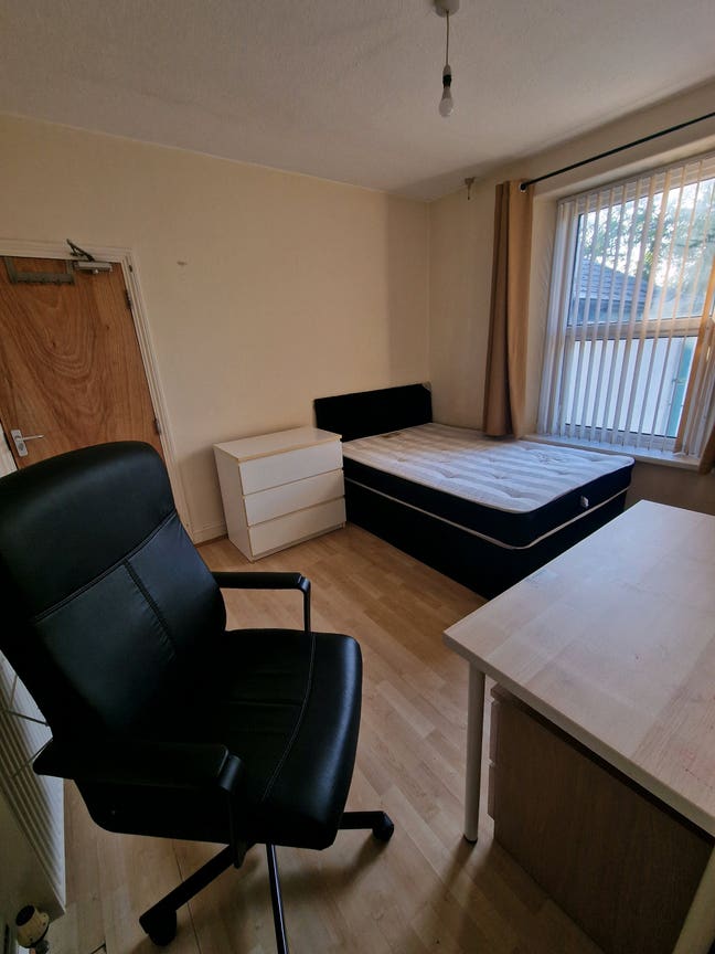 Cozy room in a spacious house  Main Photo