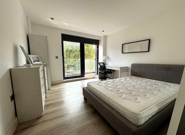 1 Double Bedroom with Private Balcony Main Photo