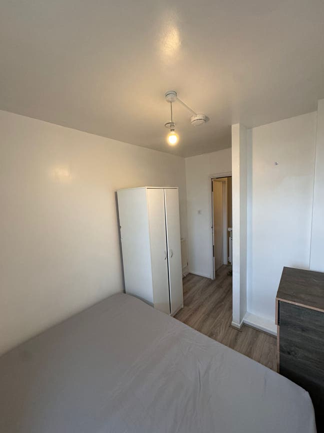 Bright Double Room for Single Use in E14  Main Photo