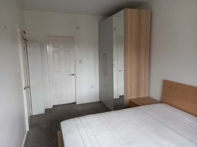Seeking professional to join a house share Main Photo