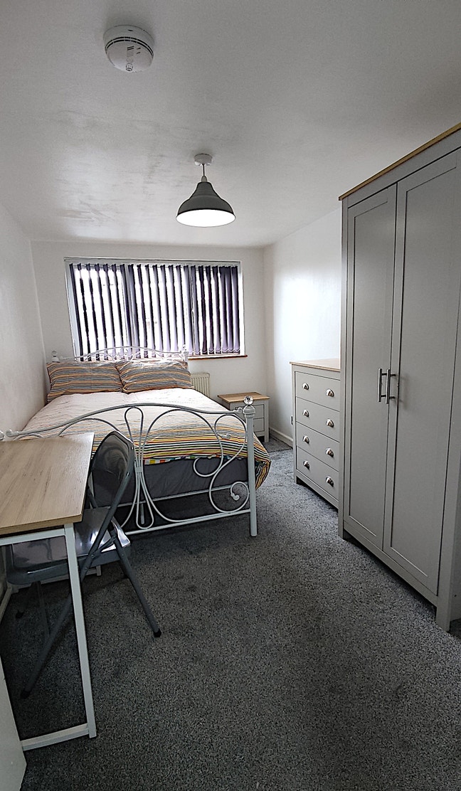 Modern Bright Double Room to Rent in Crawley Main Photo