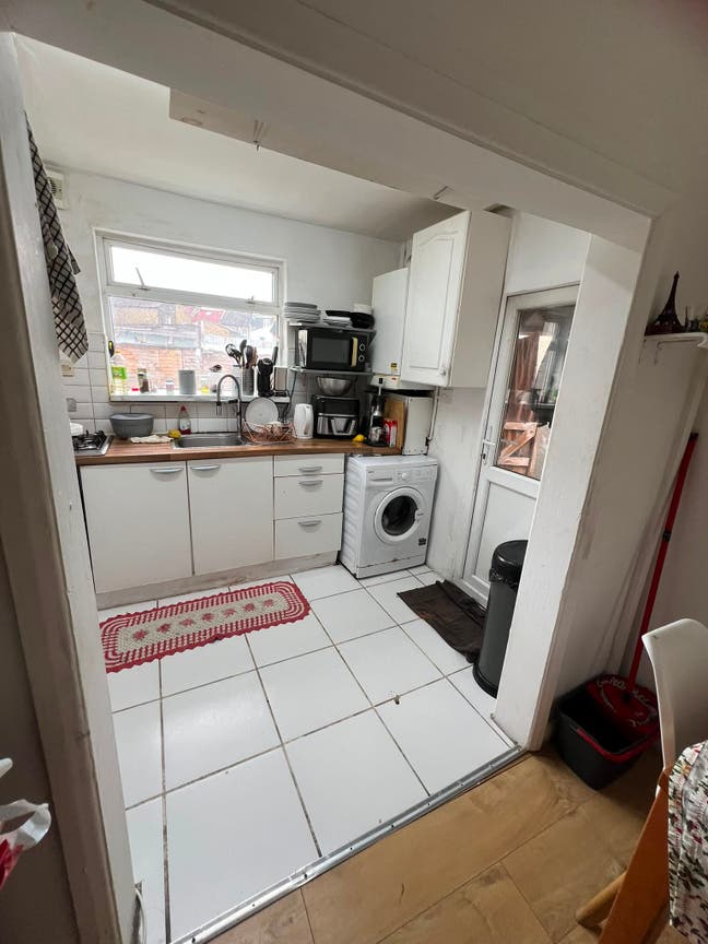 2 bedroom flat with additional basement room Main Photo