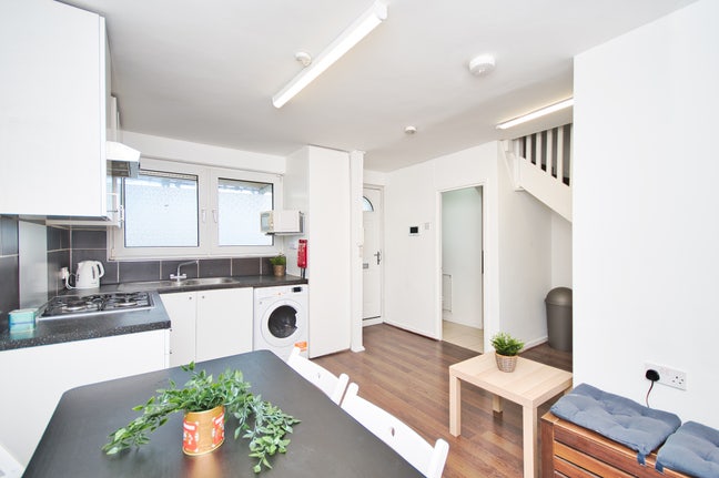4 Bed Maisonette Near Mile End Station E3 Main Photo