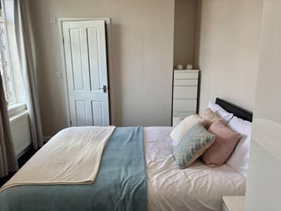 En suite double room in professional house share.  Main Photo