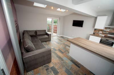 6 Bed. Stephens Rd. Great Location. Professional Main Photo
