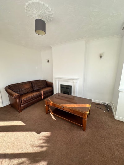 Double bedroom with full use of house Main Photo