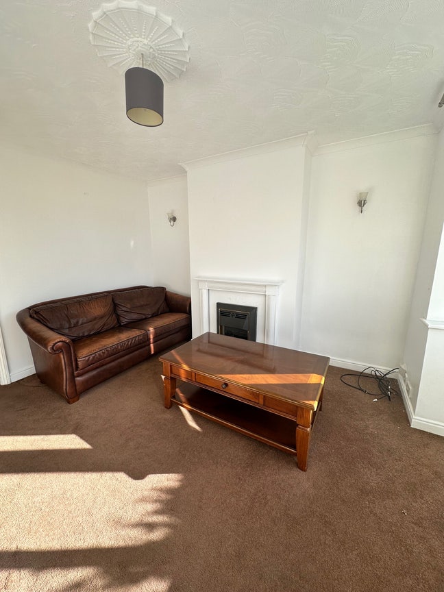 Double bedroom with full use of house Main Photo
