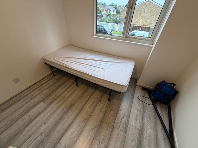One bedroom in a 2 bed-flat for sharing Main Photo