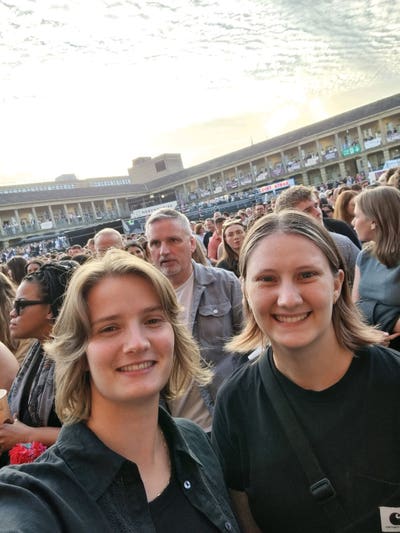 2 friends looking for a 2 bed flat or buddy-up Main Photo