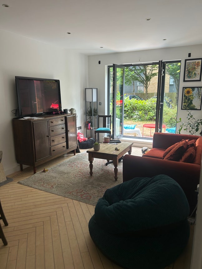 V large en-suite double in a friendly 2 bed - Bow! Main Photo