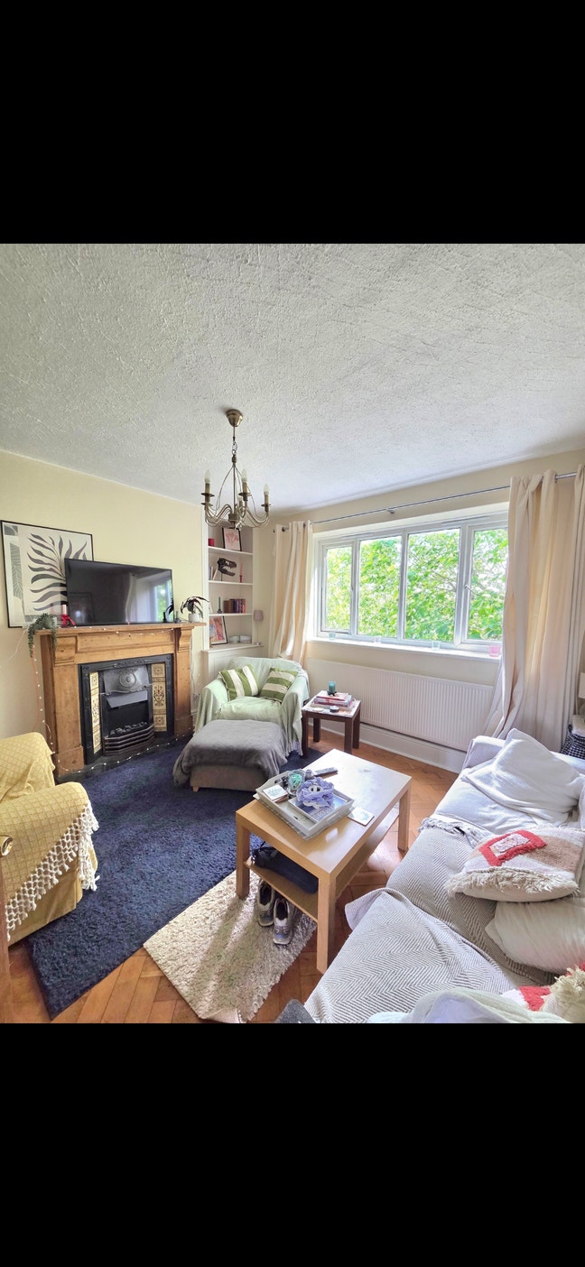 Spacious double bedroom available in 3 bed flat Main Photo