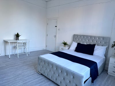 Double Room Quiet Area Bright House w/Garden Main Photo