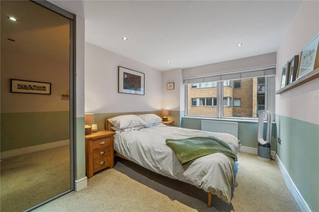 Spacious Double Room (Ensuite) E14 Available now Main Photo