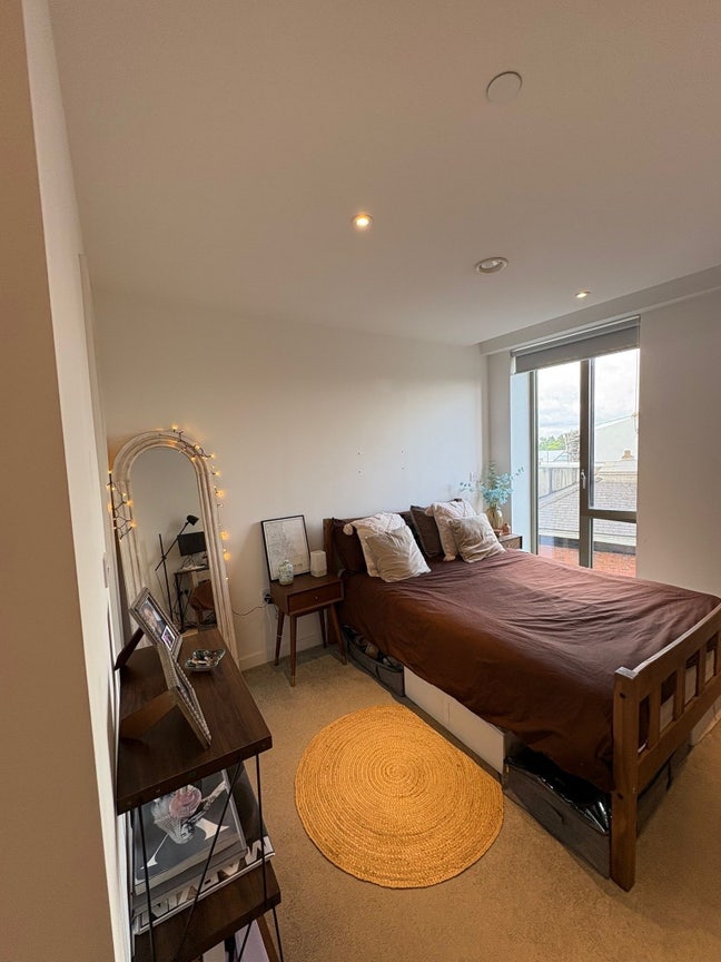 Two double rooms available in modern 3-bed flat Main Photo