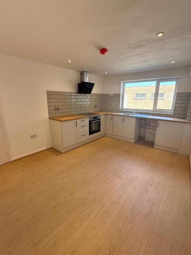 Newly Refurbished 2-Bedroom Maisonette To Rent Main Photo