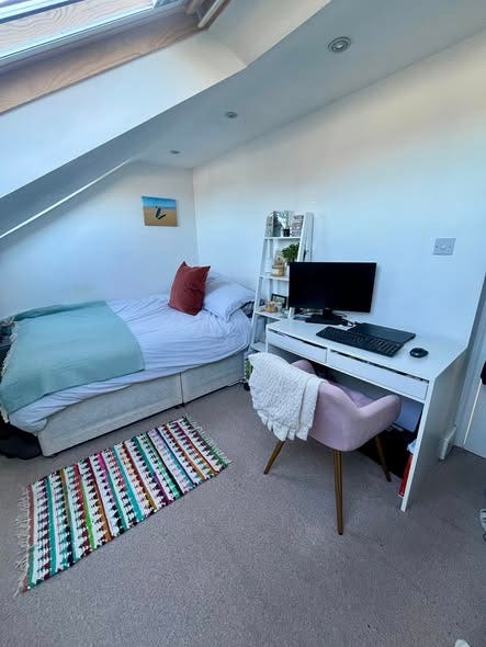 Double room available in Southfields Main Photo