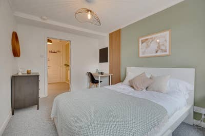 Huge Double Room | Newly Renovated 🏡 Main Photo