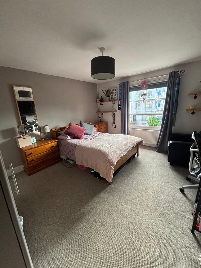Large and Light Furnished Double Room  Main Photo