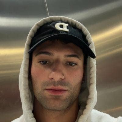 Professional Male seeks a single or double room Main Photo