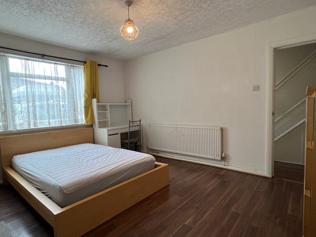 3 Double room available- Hounslow West Station Main Photo