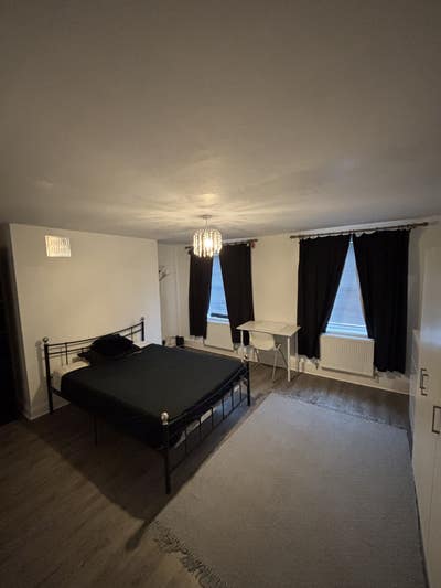 3 Bed Split Level Flat - Wifi Included Main Photo