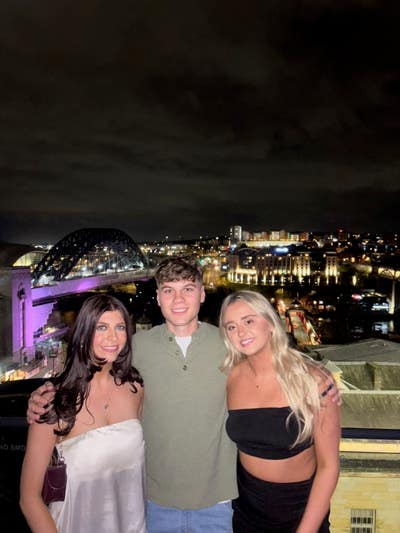 2 mates looking for a third Main Photo